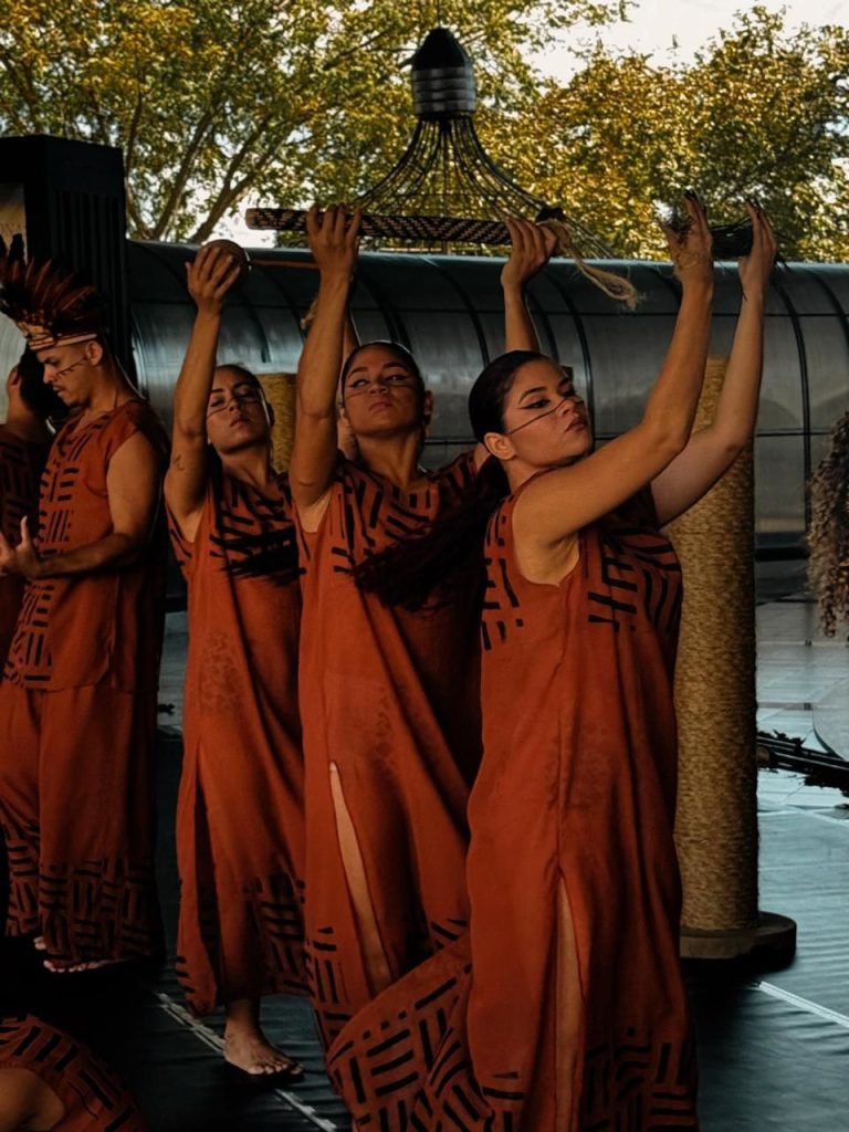 Espetáculo “Nhê’êng Katu” leva ancestralidade indígena ao palco do Teatro Amazonas