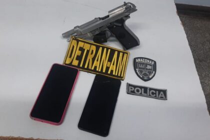 Fiscalização: Detran-AM flagra motociclistas com simulacro de arma de fogo e celular roubado