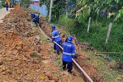 Cosama conclui extensão de rede e leva água tratada para moradores da Estrada Lago Preto, em Carauari