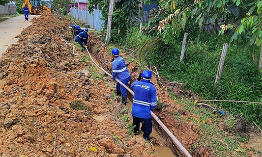 Cosama conclui extensão de rede e leva água tratada para moradores da Estrada Lago Preto, em Carauari