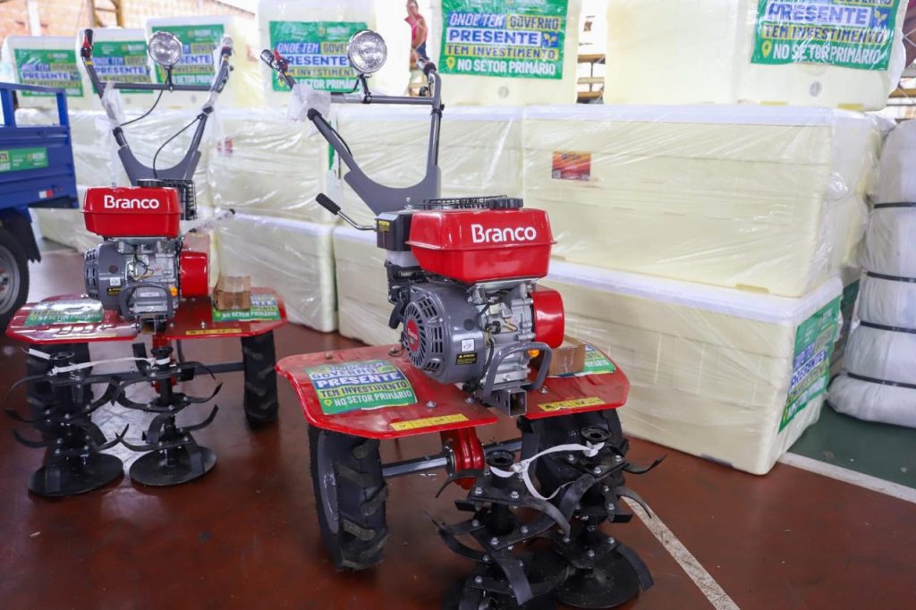 Governo do Amazonas fortalece setor primário de Nhamundá com entrega de equipamentos aos produtores rurais