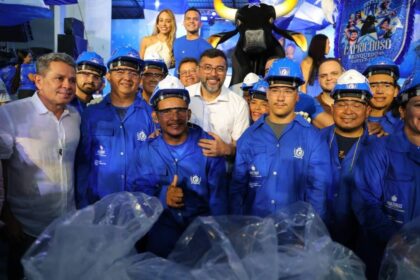 Governador Wilson Lima desembarca em Parintins e entrega 14 mil EPIs para trabalhadores dos bois Caprichoso e Garantido