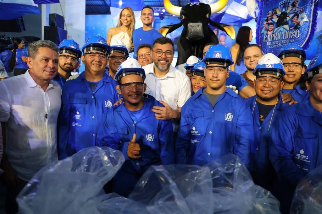 Governador Wilson Lima desembarca em Parintins e entrega 14 mil EPIs para trabalhadores dos bois Caprichoso e Garantido