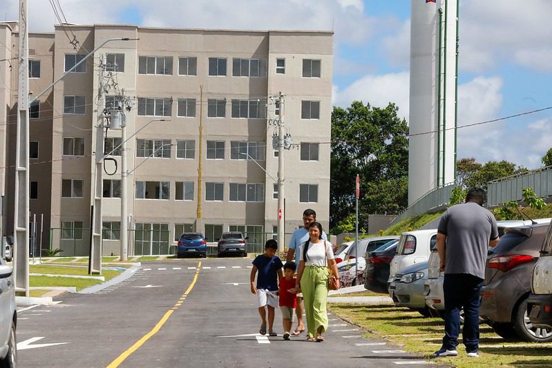 Amazonas Meu Lar: Mais 88 famílias beneficiadas pelo programa estadual recebem as chaves dos apartamentos