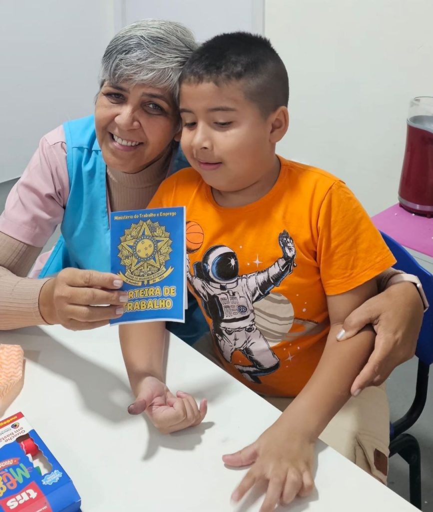 Profissões e sonhos: Crianças do Caic TEA José Contente participam de atividade terapêutica em homenagem ao Dia do Trabalhador