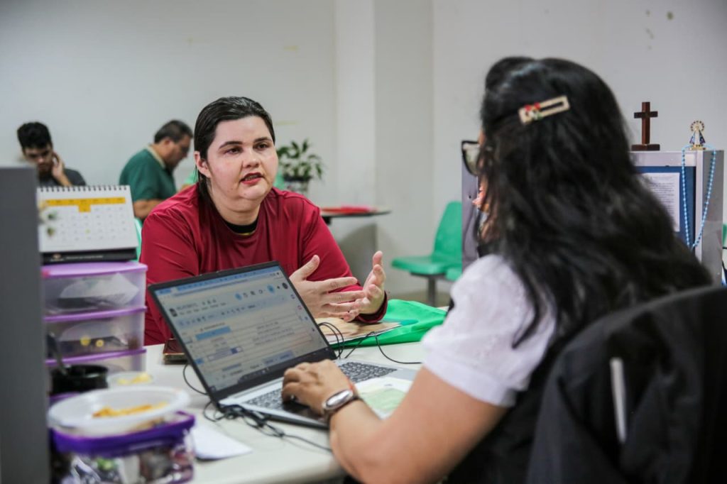 Governo do Estado leva atendimentos à população durante entrega de títulos definitivos no Vasco Vasques