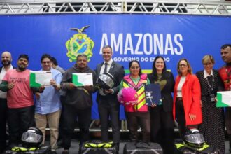 Detran-AM entrega 32 kits a motofretistas, 30 CNHs Social e inicia turmas para 250 novos profissionais