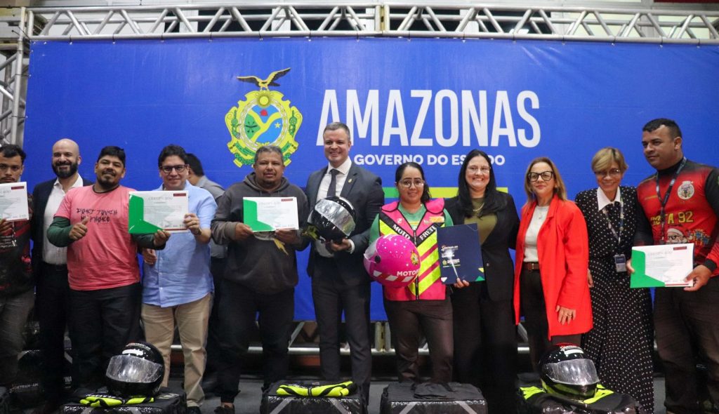 Detran-AM entrega 32 kits a motofretistas, 30 CNHs Social e inicia turmas para 250 novos profissionais