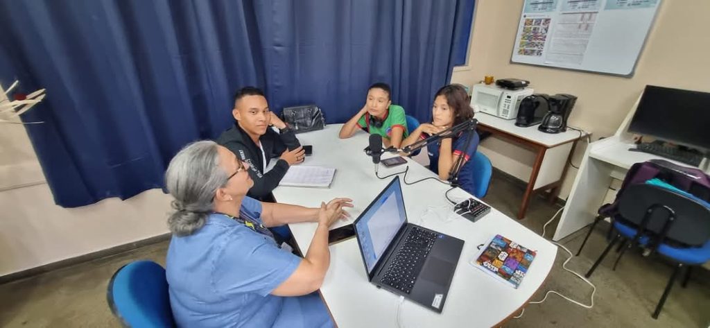 Estudantes de Manaus transformam aulas de química em podcasts e criam rádio escolar, com o apoio do Governo do Amazonas