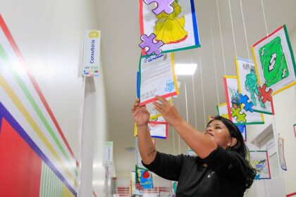 Abril Azul: exposição de arte reúne obras produzidas por crianças autistas atendidas nos Caics TEA