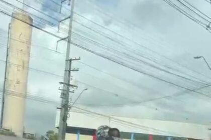 Policiais militares auxiliam cadeirante em via íngreme e garantem deslocamento com segurança na zona norte de Manaus