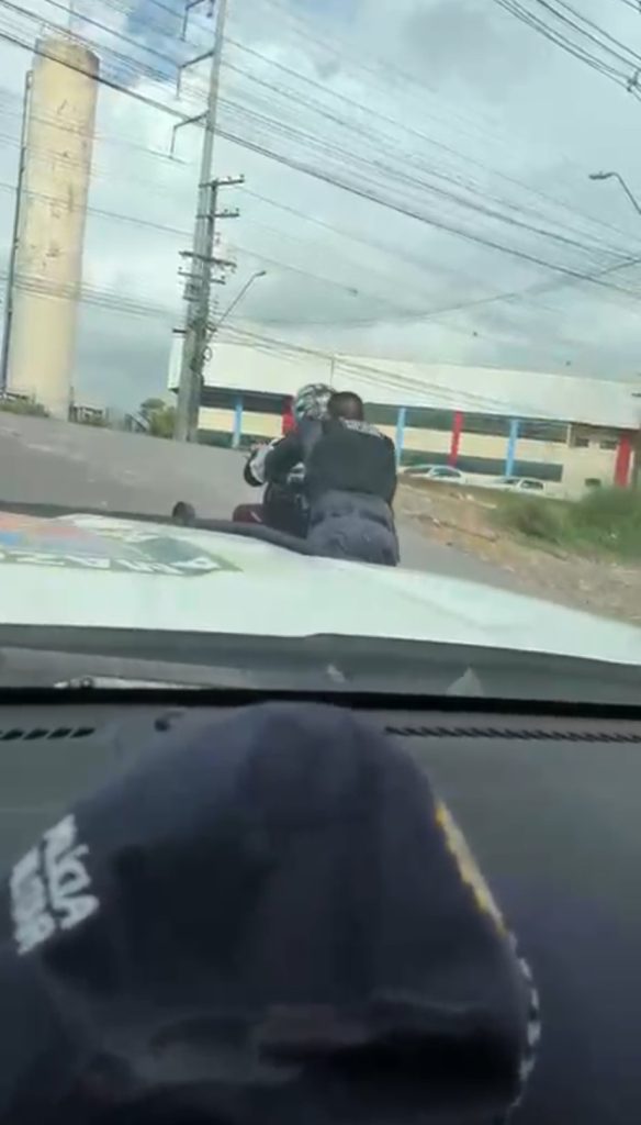 Policiais militares auxiliam cadeirante em via íngreme e garantem deslocamento com segurança na zona norte de Manaus