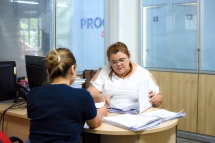 Trabalhador endividado: Procon alerta para riscos do crédito e reforça atuação do Núcleo de Apoio ao Superendividado