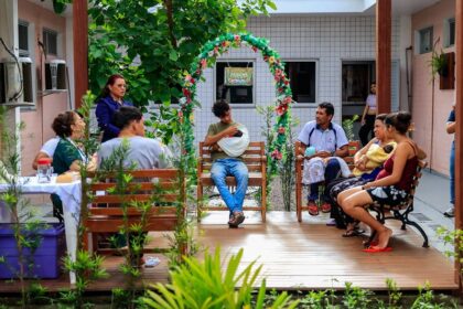 Na maternidade Azilda Marreiro, banho de sol de bebês também é momento de acolhimento às mães, no pós-parto