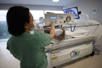 Governador interino Roberto Cidade inaugura cinco câmaras hiperbáricas e amplia serviço de alta complexidade no Hospital Delphina Aziz