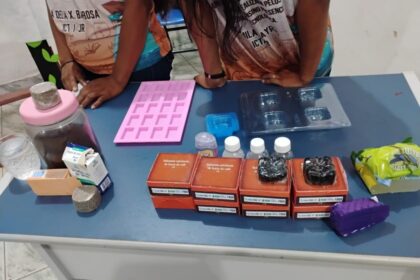 Com apoio do Governo do Amazonas, alunos do Programa Ciência na Escola da Fapeam criam sabonete com borra de café, em Barreirinha