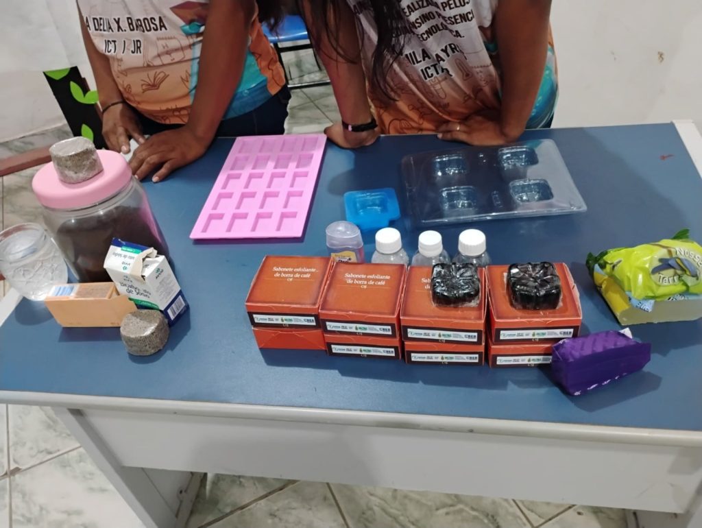 Com apoio do Governo do Amazonas, alunos do Programa Ciência na Escola da Fapeam criam sabonete com borra de café, em Barreirinha