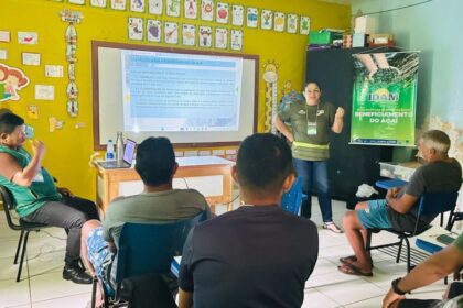 Em Anamã, Idam capacita agricultores familiares e extrativistas em boas práticas no beneficiamento do açaí