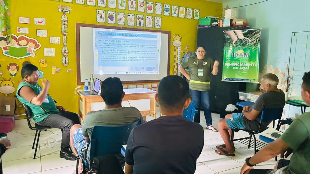 Em Anamã, Idam capacita agricultores familiares e extrativistas em boas práticas no beneficiamento do açaí
