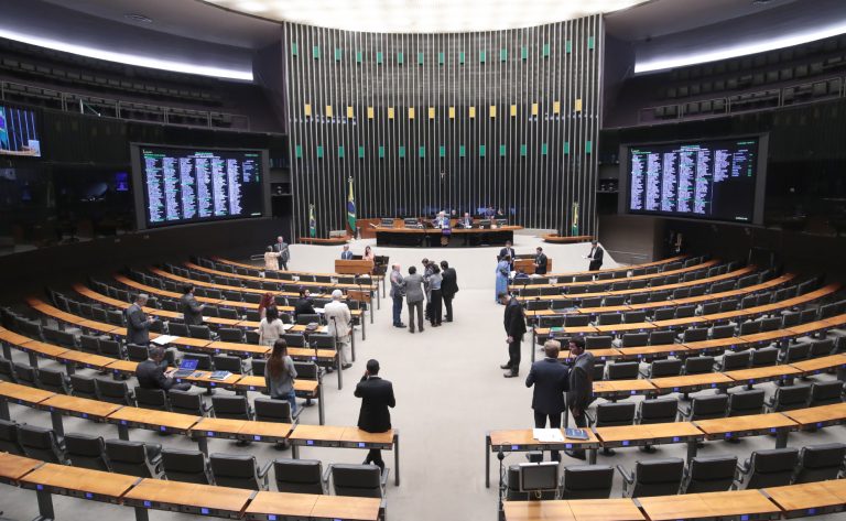 Plenário analisa política de cultura para as escolas; acompanhe