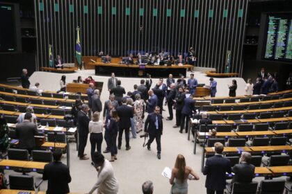 Plenário pode votar projeto determina que planos municipais prevejam punição para quem descarta lixo em vias públicas