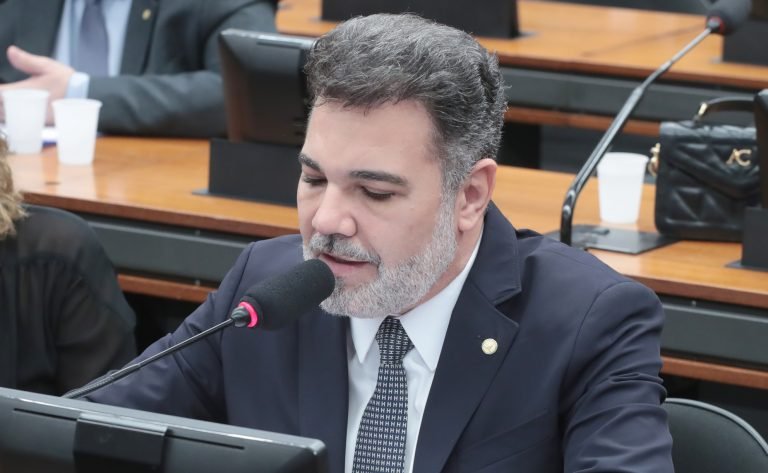 CCJ aprova criminalização da manipulação por inteligência artificial em casos de violência digital contra a mulher na Lei Maria da Penha