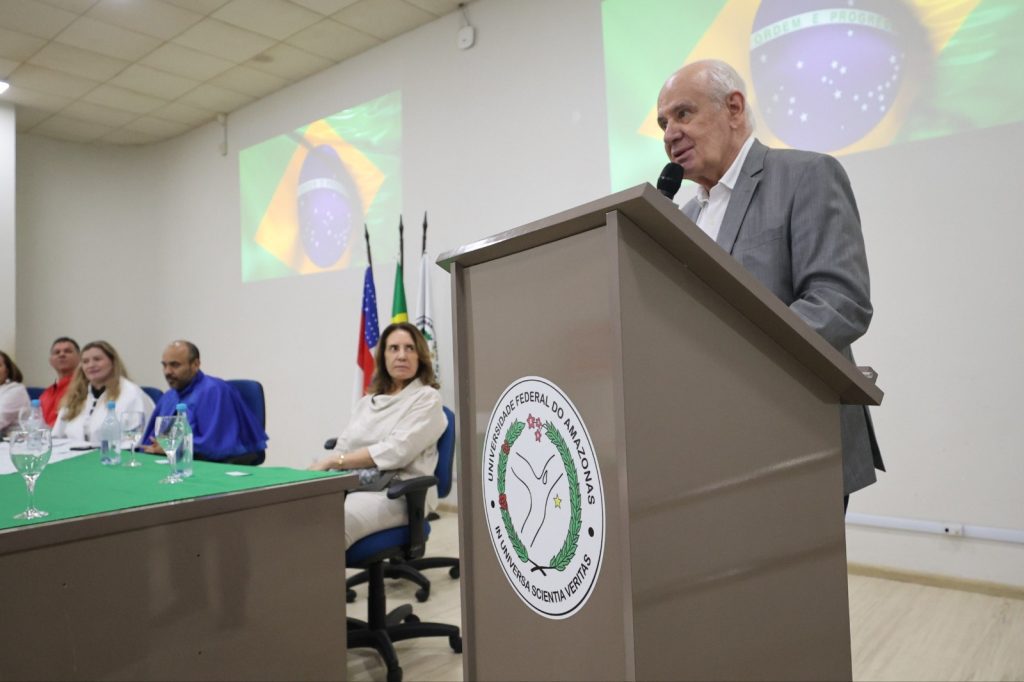 Vice-governador Serafim Corrêa participa de solenidade de concessão do título de Professor Emérito a Oldeney Sá Valente