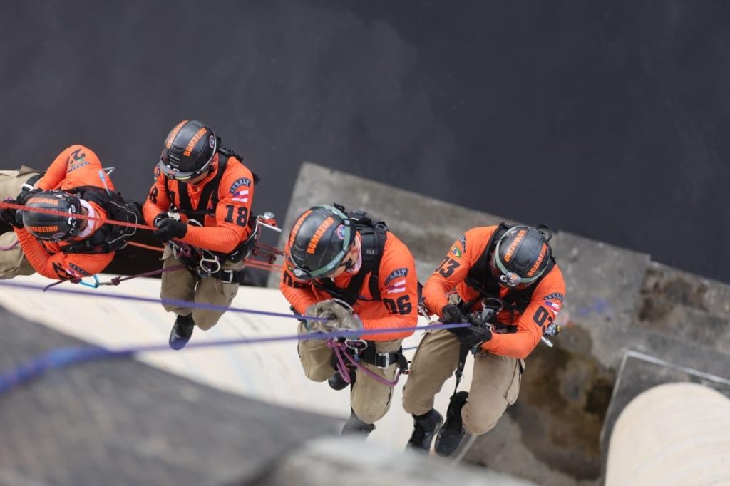 Militares do Corpo de Bombeiros simulam resgate de vítimas durante treinamento na ponte Phelippe Daou