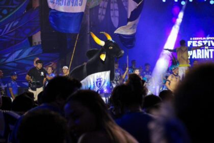 Três gerações de pajés marcam noite histórica no Bar do Boi com tema ‘Misticismo e Revolução’