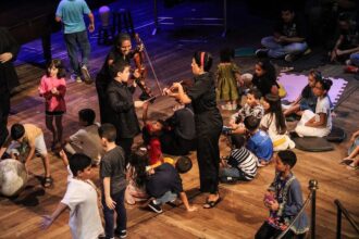 ‘Mãos à Ópera’ leva experiência lúdica e inclusão ao palco do Teatro Amazonas no feriado