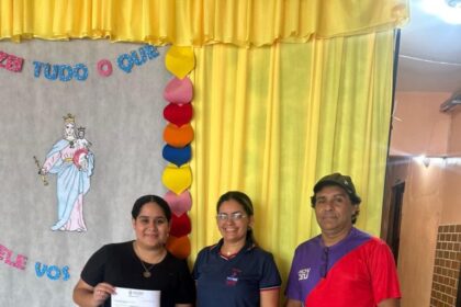 Programa Mania de Ler doa livros para escola indígena no interior da Amazonas