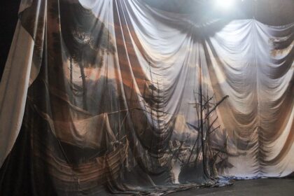 Montagem inédita de ‘Salvator Rosa’ aposta em cenografia imersiva no Teatro Amazonas