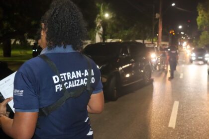 Detran-AM flagra motociclista sem capacete e placa de identificação trafegando na contramão