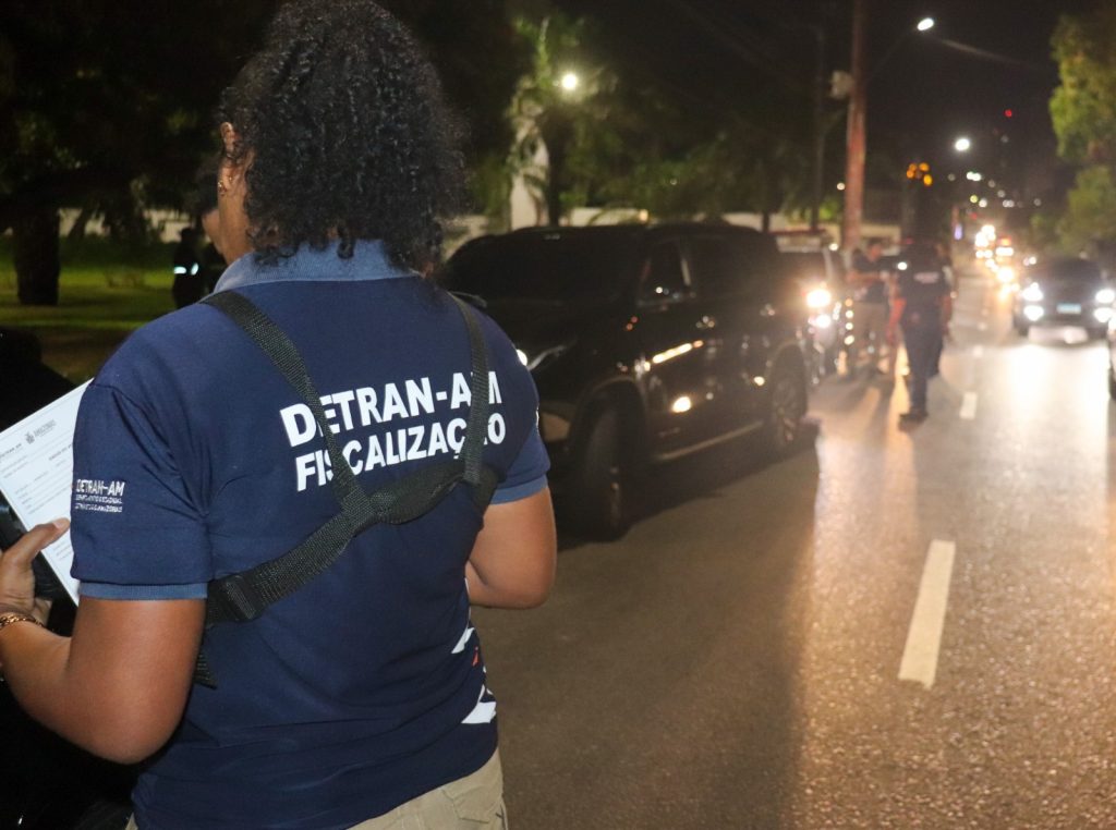 Detran-AM flagra motociclista sem capacete e placa de identificação trafegando na contramão
