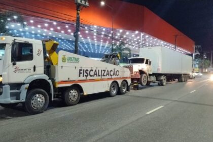 Detran-AM autua condutor de caminhão que colidiu contra poste de iluminação na zona leste da capital