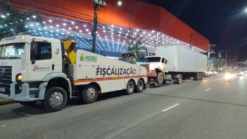 Detran-AM autua condutor de caminhão que colidiu contra poste de iluminação na zona leste da capital