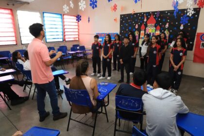 Estudantes da EE Farias Brito realizam intercâmbio cultural por meio de Feira das Nações