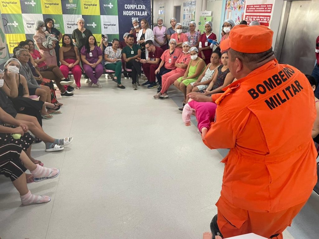 Mães de recém-nascidos do Dona Lindu recebem orientação de Bombeiros sobre manobras de desengasgo