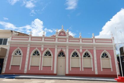 “A leitura faz a gente viajar sem sair do lugar’”, diz estudante sobre a revitalização da biblioteca centenária de Humaitá 
