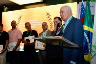Vice-governador Serafim Corrêa recebe medalha internacional durante a TranspoAmazônia 2026