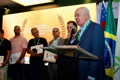 Vice-governador Serafim Corrêa recebe medalha internacional durante a TranspoAmazônia 2026