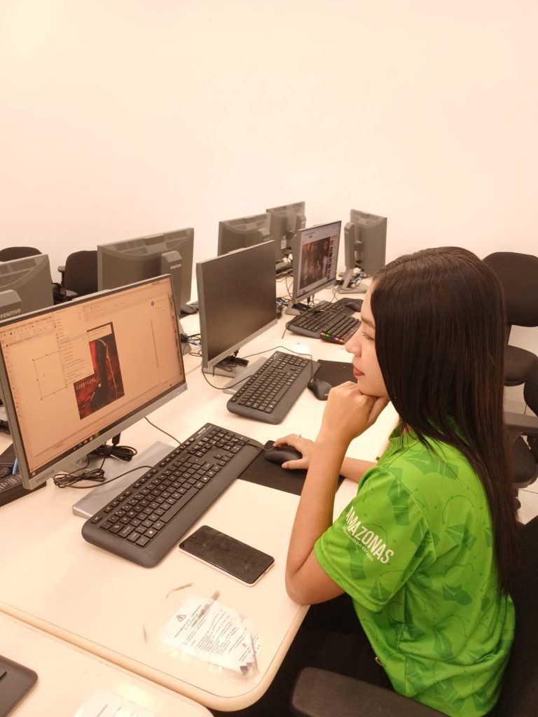 Exercício prático do curso de Design Gráfico do Cetam em Parintins garante emprego para aluna