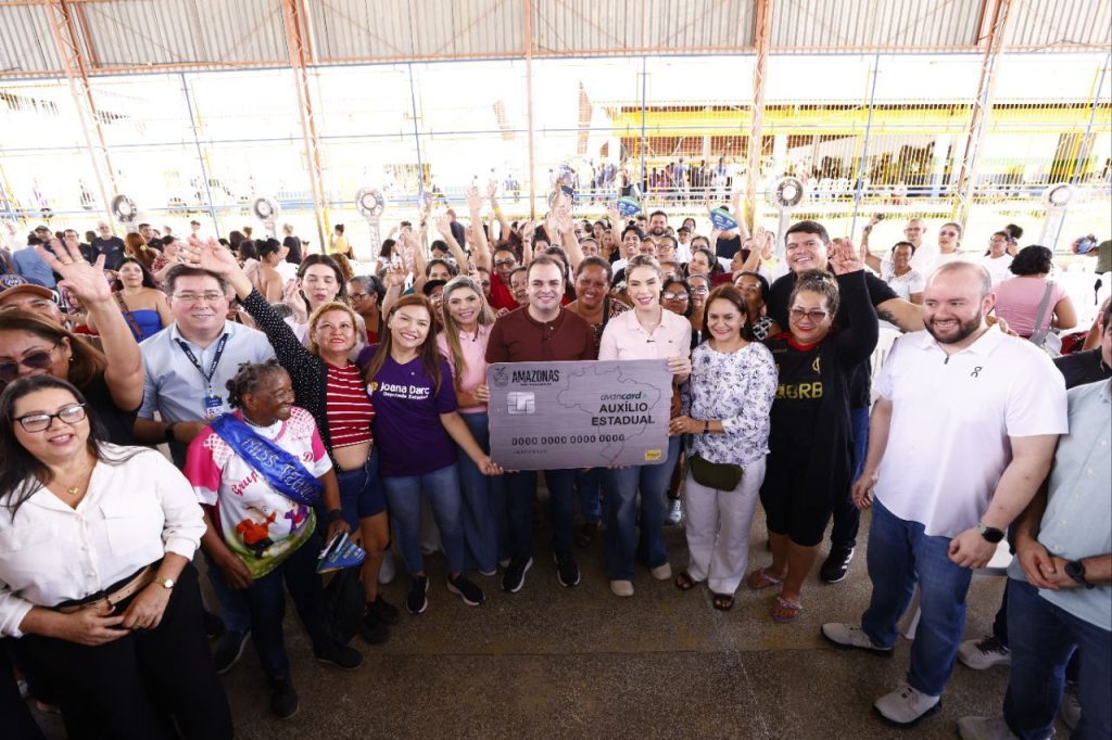 Na véspera do Dia das Mães, governador Roberto Cidade entrega 983 cartões do Auxílio Estadual para mulheres da capital