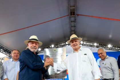 Vice-governador Serafim Corrêa acompanha entrega de moradias durante visita do presidente Lula a Manaus