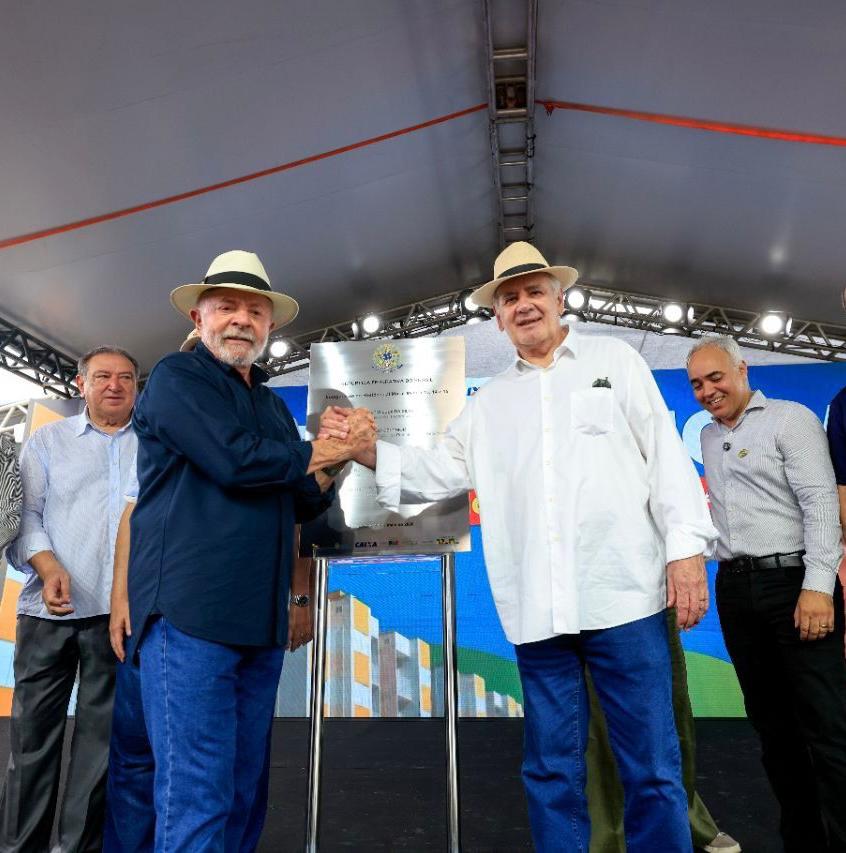 Vice-governador Serafim Corrêa acompanha entrega de moradias durante visita do presidente Lula a Manaus