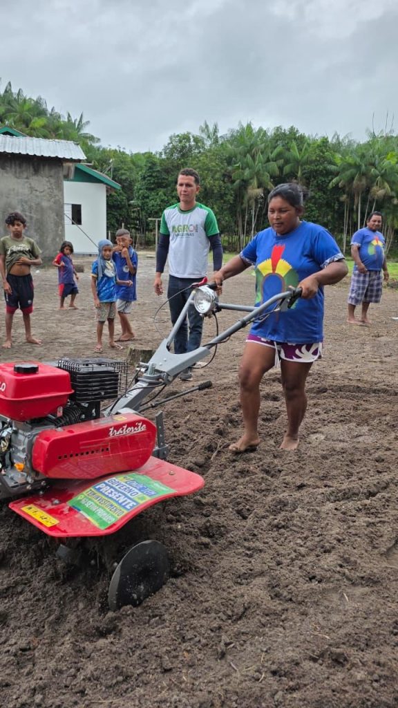 Idam capacita 30 agricultores indígenas de Japurá em mecanização da produção