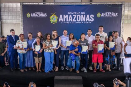 Governador Roberto Cidade entrega mais de 400 títulos definitivos para moradores da zona norte de Manaus