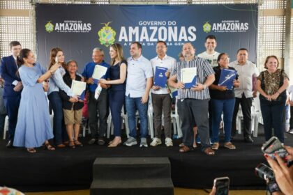 “Agora tem registro”, comemora moradora do Monte das Oliveiras ao receber título definitivo registrado em cartório