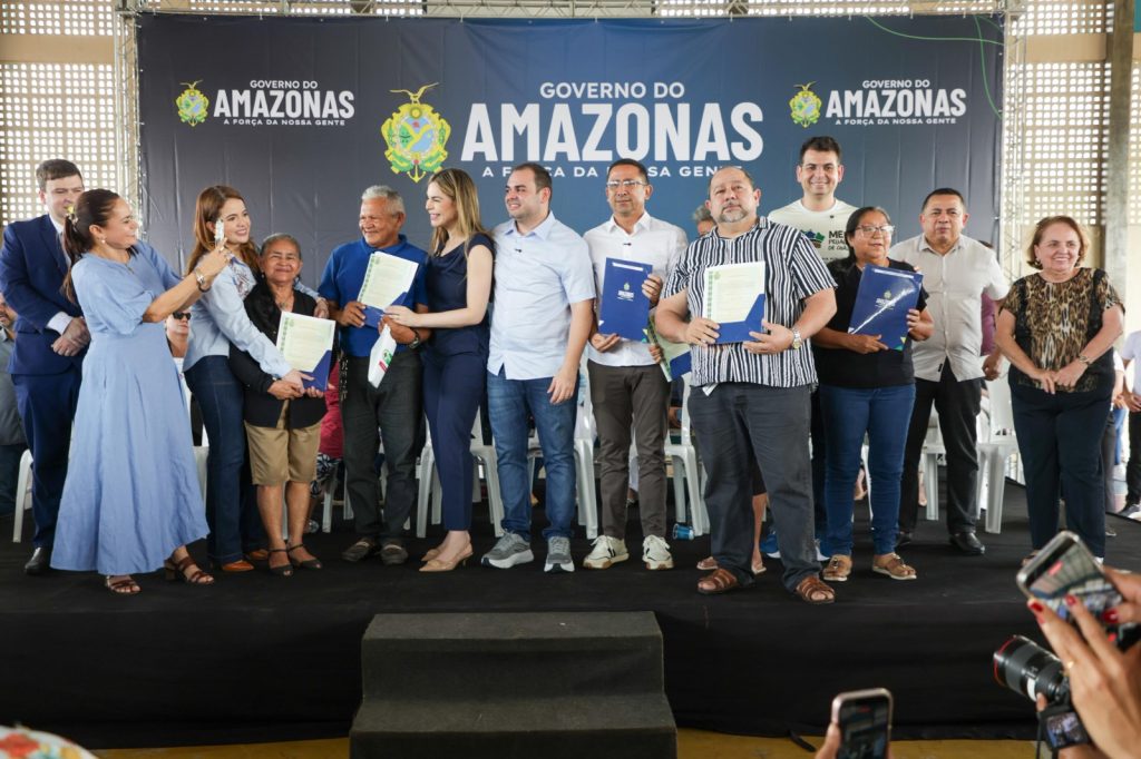 “Agora tem registro”, comemora moradora do Monte das Oliveiras ao receber título definitivo registrado em cartório