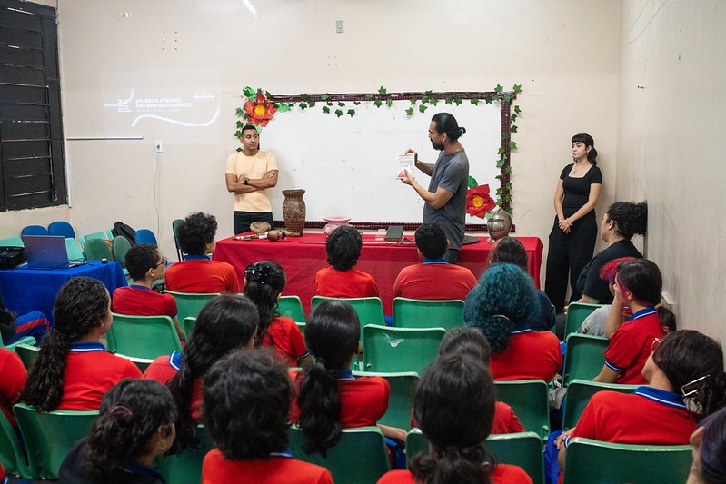 Roda de conversa leva acervos históricos para escola da rede estadual durante a 24ª Semana Nacional dos Museus